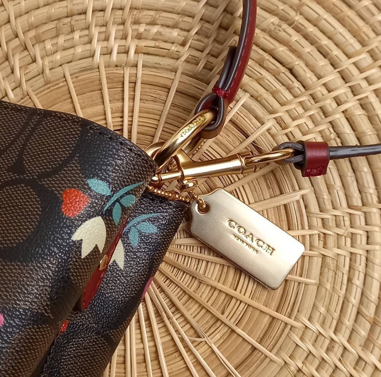 COACH SMALL TOWN BUCKET BAG WITH HEART PETAL PRINT(C7975//C7976)🌺💞กระเป๋าถือ กระเป๋าสะพาย ทรงฮิตยอดนิยมตลอดกาล>>ปริ้นลายดอกไม้รูปหัวใจมินิ น่ารักเกินเบอร์มาก🥰 ไม่ว่าจะออกมาคอลเลคชั่นไหนๆ ก็ครองใจสาวๆไปได้ทุกรุ่น/ วัสดุหนังแคน