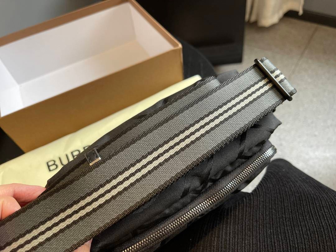 BURBERRY FRAGRANCES BELT BAG / Burberry Messenger nylon bag กระเป๋าสะพายข้างแบบ UNISEX ใช้ได้ทุกเพศ วัสดุไนลอน กันน้ำได้อย่างดี ลายสุดหรูตามแบบฉบับของแบรนด์