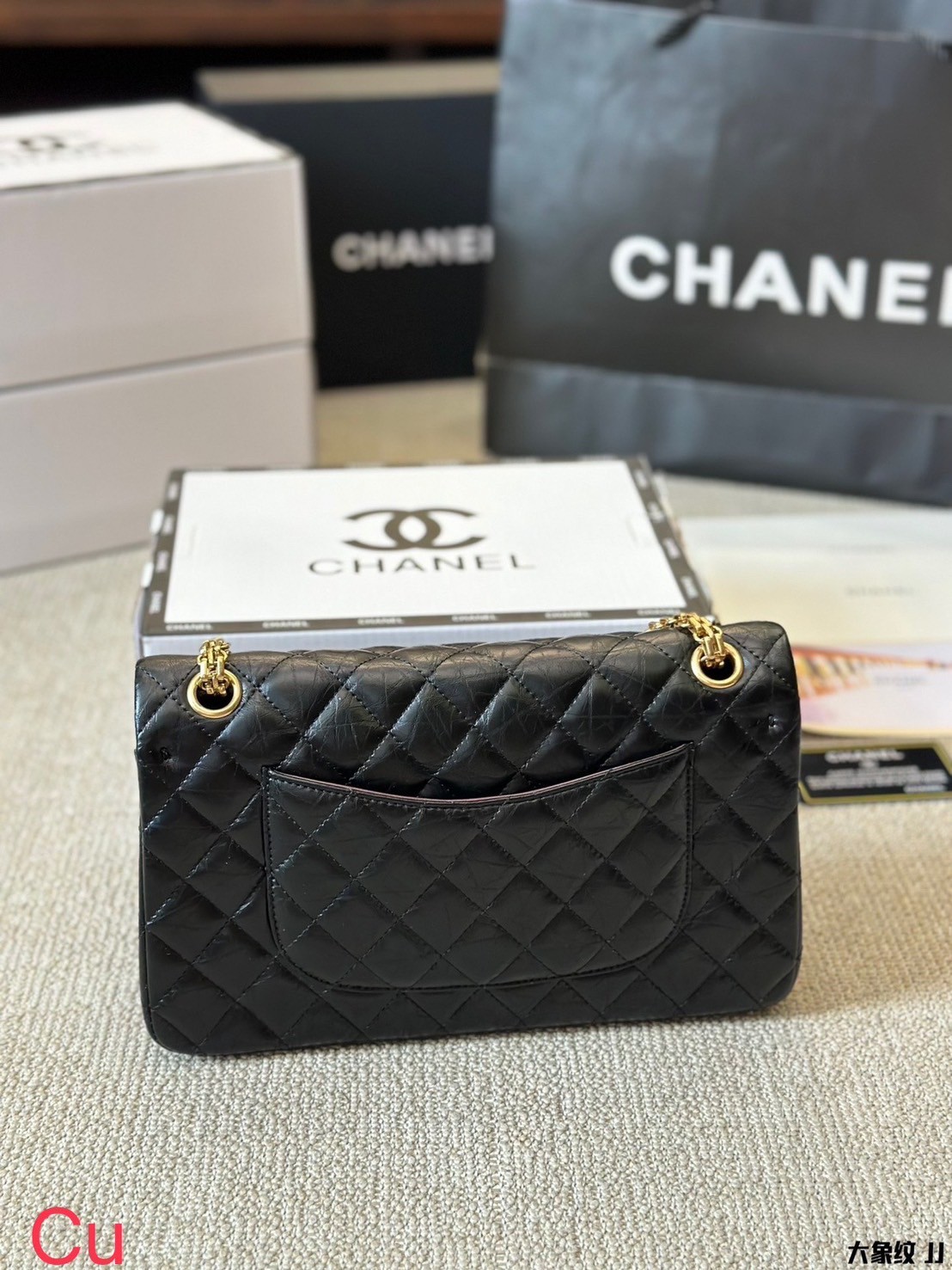 CHANEL 2.55 Handbag Aged Leather & Gold-Tone กระเป๋าสะพายหนังย่น แฝงความหรูในตัวตามเอกลักษณ์แบรนด์ สีดำ อะไหล่เงิน / ทอง