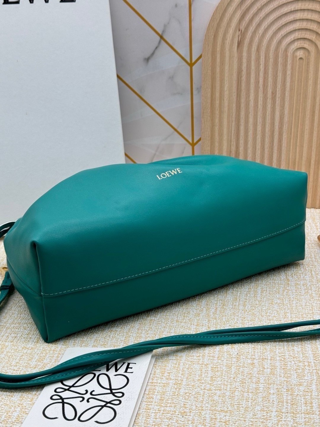 ORI หนังแท้ | Medium Loewe Flamenco purse in mellow nappa leather 30cm กระเป๋าสะพายทรงคลัช เรียบหรูดูแพง เรียบง่ายใช้งานสะดวก หนังแนปป้าให้สัมผัสนุ่มสบายผิว มาพร้อมสายสะพายร้อยห่วงหรูหรา