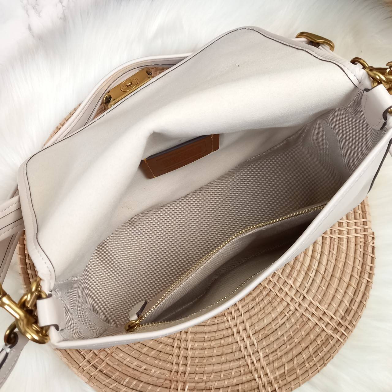 COACH SOFT TABBY SHOULDER BAG (C4823//C5261) กระเป๋าถือ กระเป๋าสะพาย ที่ใครๆก็เข้าถึงได้ หรูหรา คลาสสิค ลุคเรียบร้อย แต่ความสวยไม่น้อย! ดาเมจความลุคผู้ดีรุนแรงมาก!!เกินต้าน!!// วัสดุหนังแท้ทั้งใบ หนังเรียบ หนังนิ่มมากๆ อยู่ทรงสวยมากๆด้วย// ด้านในโล่งกว้าง