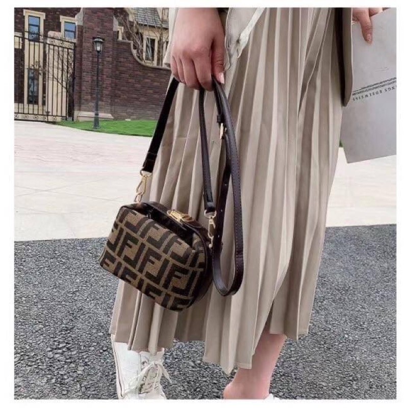 FENDI MINI BAGUETTE BROWN FABRIC BAG วัสดุ CANVAS พิมพ์ลายแบรนด์ *ทรงมินิน่ารัก เปิดปิดด้วยตัวล็อคปั้มลายแบรนด์ พร้อมซิปยาว ภายในมีช่องซิปแยกอีกช่อง สามารถใส่ iphone เงิน ของจุกจิกได้ มาพร้อมสายสะพาย2แบบ ถอดปรับได้ อะไหล่ปั้มแบรนด์สีทอง Rare items เด็ดๆแบ