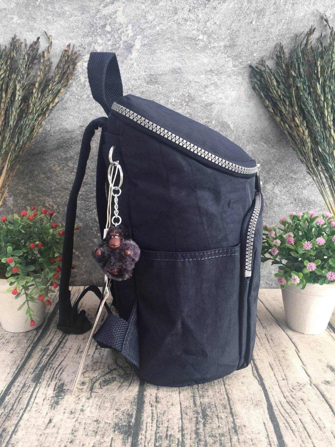 กระเป๋าเป้ Blakeney ไซส์ S จาก KIPLING ที่ออกแบบมาสำหรับผู้หญิง มาพร้อมดีไซน์เบาะรองรับหลัง ซึ่งเหมาะสำหรับ active lifestyle สามารถเก็บของได้อย่างจุใจแต่มีน้ำหนักเบา รวมถึงมีคุณสมบัติกันน้ำช่วยป้องกันให้ของในกระเป๋าปลอดภัยไร้กังวล