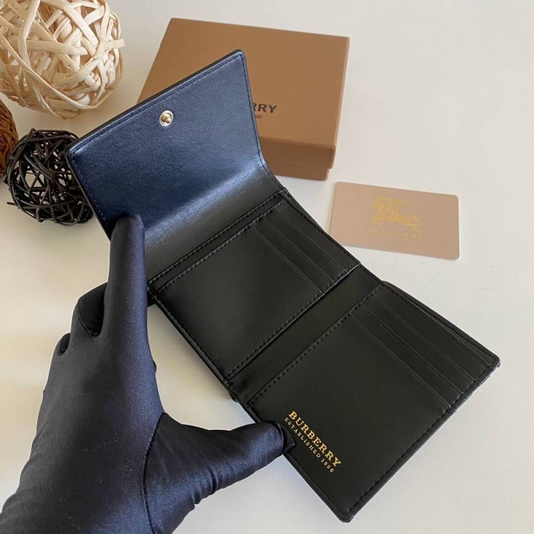 Burberry Card Holder Wallet กระเป๋าเก็บบัตร พร้อมใส่ธนบัตร ขนาดพกพาสะดวก ปั้มอะไหล่ทองเรียบหรู เหมาะมากสำหรับใครที่ พกบัตรต่างๆเยอะๆ ทำให้กระเป๋าสตางค์หนา ตุง เทอะทะ ง่ายๆแค่ใบนี้ใบเดียวเอาอยู่จ้า สวยหรู มาพร้อมกล่อง สามารถซื้อเป็นของขวัญ หรือจะซื้อใช้เอง
