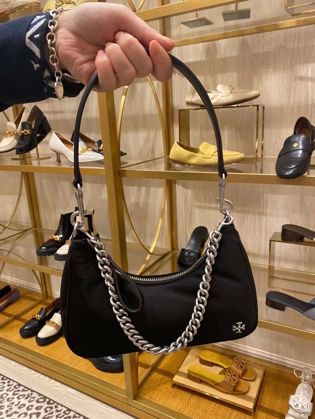 TORY BURCH handbag / TORY BURCH shoulder bag พร้อมส่งที่ไทย Tory Burch 151 Mercer Small Crescent Bag กระเป๋าถือหรือสะพายไหล่ วัสดุNylon อะไหล่เงิน น้ำหนักเบา พกพาสะดวก ใส่โทรศัพท์ iIphone+ ได้ ด้านในโล่งมีช่องเล็กใส่บัตร 2 ช่อง มาพร้อมสายสั้น สายหนัง+สายโ