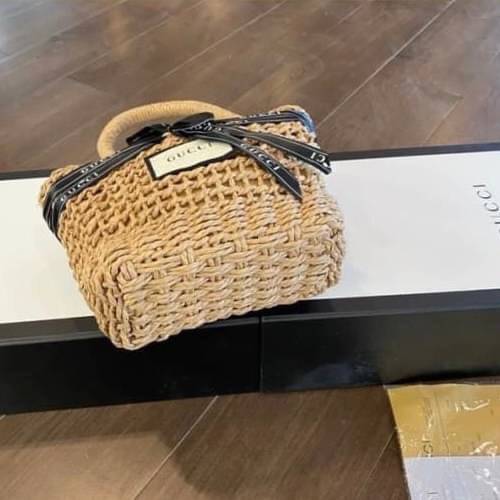 VIP 】กระเป๋าสานมาใหม่Gucci พร้อมสายถักและหูจับ โลโก้แบรนด์ และโบว์แบรนด์ สวยมากค่ะ ขนาด 7”