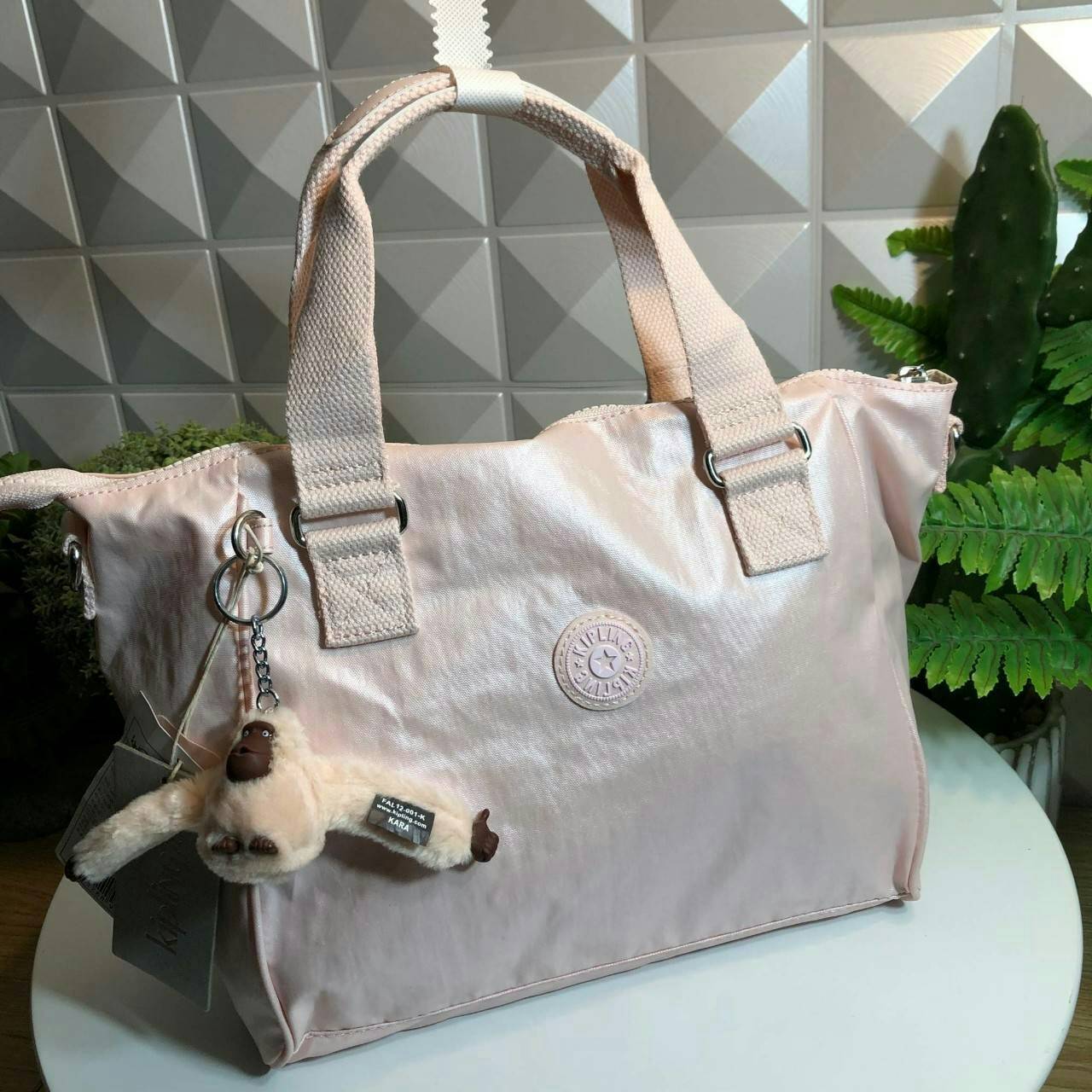 KIPLING AMIEL K15371 กระเป๋า KIPLING มาพร้อมพวงกุญเเจที่เป็นเอกลักษณ์ของเเบรนด์ เปิดปิดด้วยซิป มีสายยาว ถอดสายและปรับความยาวได้ น้ำหนักเบา ทำความสะอาดง่าย ช่องด้านในมีสายเกี่ยวกุญแจ ช่องซิปเล็กด้านใน แนะนำควรมีเลยค่า