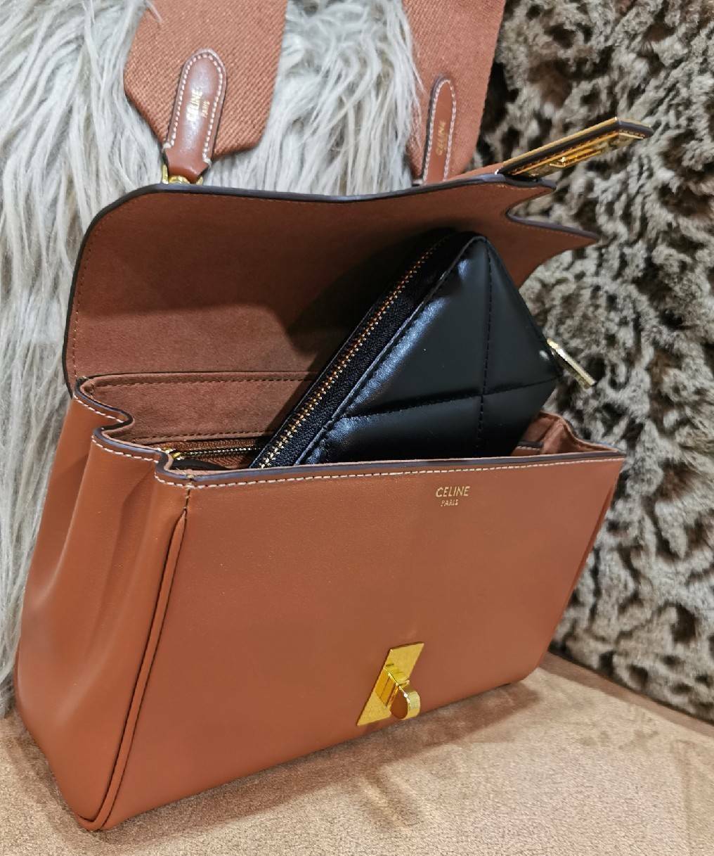 พร้อมส่งความสวย✴️นาทีนี้ต้อง CELINE TRIOMPHE CROSSBODY BAG SMOOTH CALFSKIN VIP GIFT WITH PURCHASE-GWP พรีเมี่ยมกิ๊ฟ Limited Edition จาก CELINE PERFUME DUTY FREE COUNTER วัสดุ หนังแท้ CALFSKIN ดีไซน์สวยหรูสุดคลาสสิคหนังเรียบสวยอยู่ทรงเปิดปิดด้วยฝาปิ
