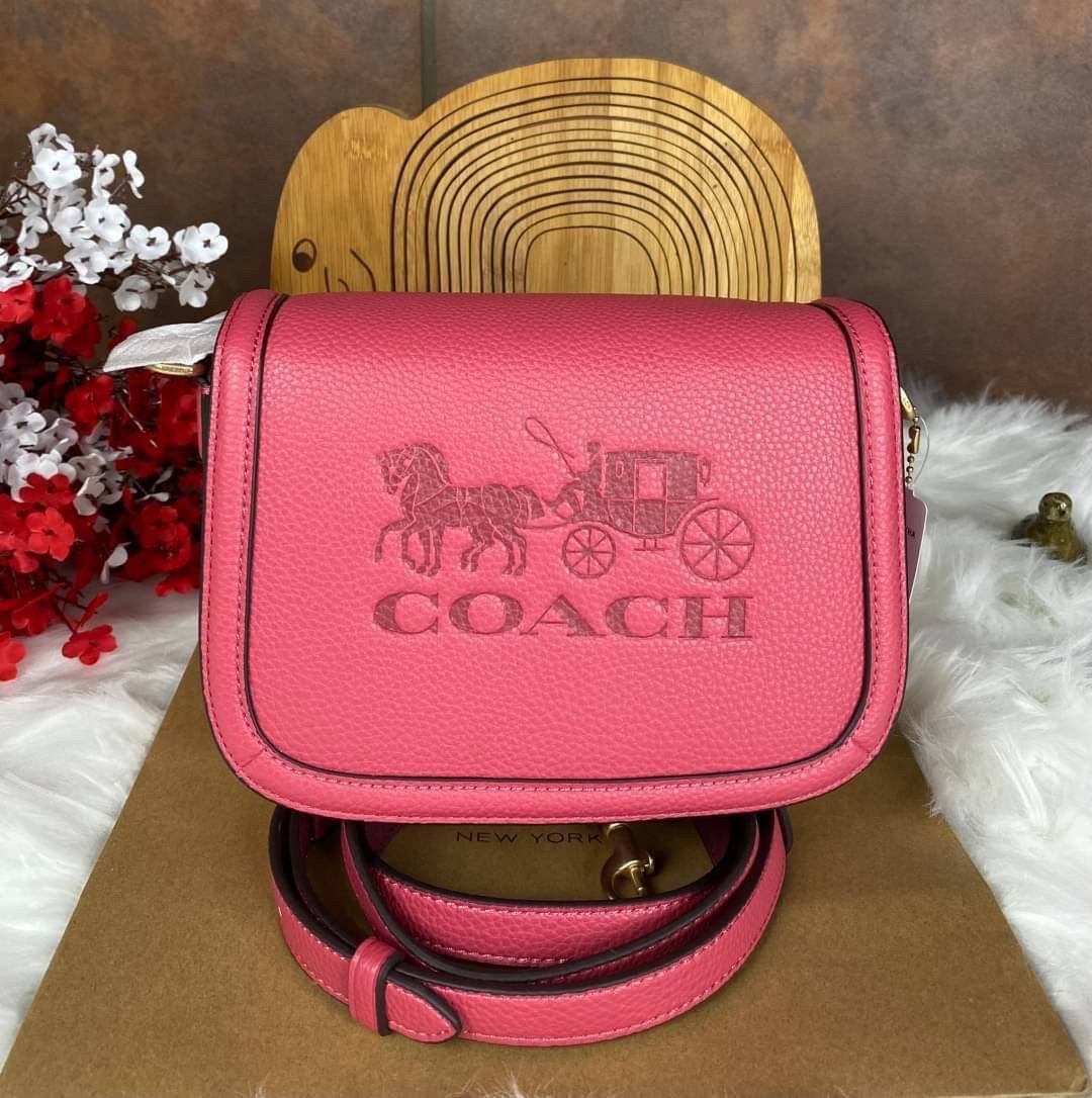 OUTLET 】COACH SADDLE BAG WITH HORSE AND CARRIAGE (COACH C4058) หนังกรวดละเอียดภายในกระเป๋ามัลติฟังก์ชั่น กระดุมแม่เหล็ก ซับในผ้านอกกระเป๋าเปิด สายสะพายถอดได้ สายสะพายยาว 22" สำหรับสะพายไหล่หรือ crossbody