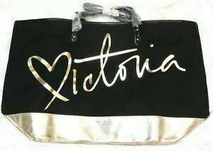 VICTORIA’s SECRET Black and Gold Carryall Zippered Tote Bag กระเป๋าถือหรือคล้องบ่า สไตล์sport วัสดุผ้าแคนวาส ด้านหน้าสกรีนโลโก้เป็นสีทองบนพื้นสีดำดูโดดเด่น เปิดปิดด้วยซิปเดียวด้านบน ภายในกว้าง ใส่เสื้อผ้าสัมภาระสำหรับออกทริปหรือเล่นกีฬา/โยคะ ใบนี้จัดได้เล