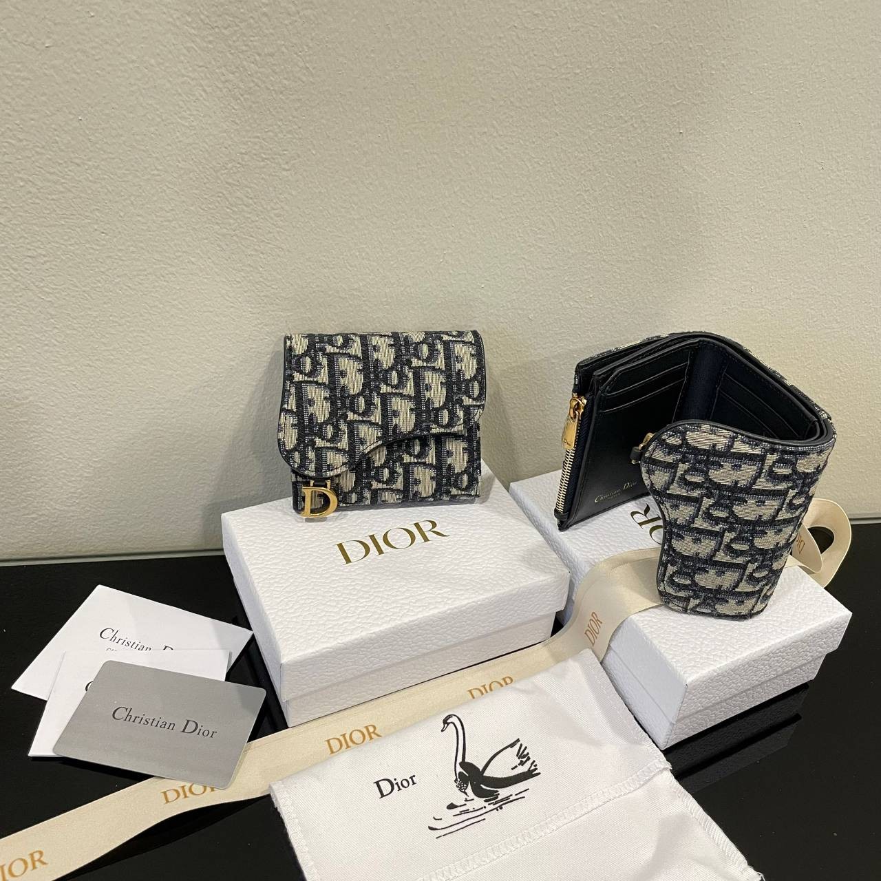 ORI 🥂DIOR Wallet Saddle Lotus / Dior tri-fold wallet เกรดออริจินอล กระเป๋าสตางค์ 3 พับ วัสดุหนังแท้ และผ้า Jacquard อย่างดี ทอสวยงามที่สุด ผสมผสานความสง่างามและคลาสสิกที่เข้ากับยุคสมัย ด้านหน้าโดดเด่นด้วยซิกเนเจอร์ของ Christian Dior อะไหล่สีทองอ่อ