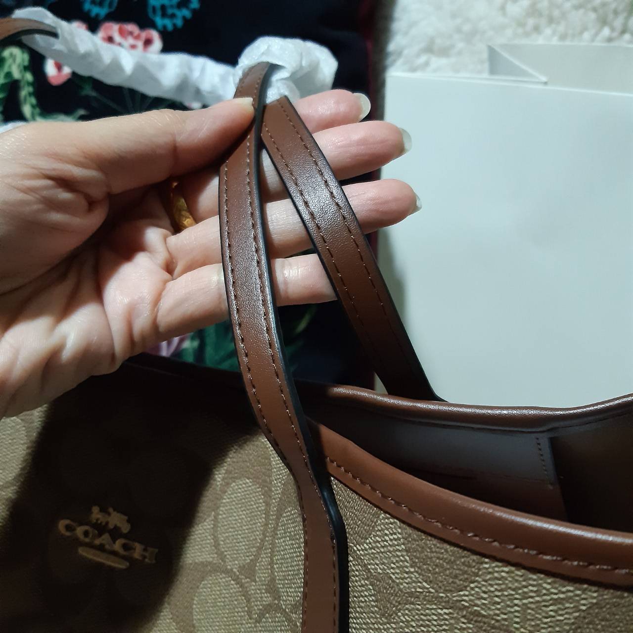 ของแท้ 💯% COACH C5696 CITY TOTE IN SIGNATURE CANVAS กระเป๋าถือทรงโท้ทใบใหญ่ ใส่ของได้ของครบครัน รุ่นใหม่ล่าสุด!! ⭐️⭐️ ขายดีทุกไซส์ ทุกสีจริงๆรุ่นนี้ ✔️✔️ สะพายคล้องไหล่ได้เก๋ๆ วัสดุหนังแคนวาสคุณภาพดี