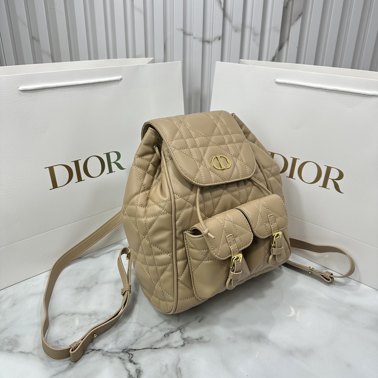 DIOR Medium Dior Caro Backpack Biscuit Macrocannage Leather กระเป๋าเป้สะพายหลังคาโร Cruise 2025 งานหนังเต็มใบ ดีไซส์ทันสมัยและสง่างาม ขนาดกลางใช้งานง่าย 🤍 สินค้าเกรดออริจินอล 1:1 หนังแท้ สลับแท้