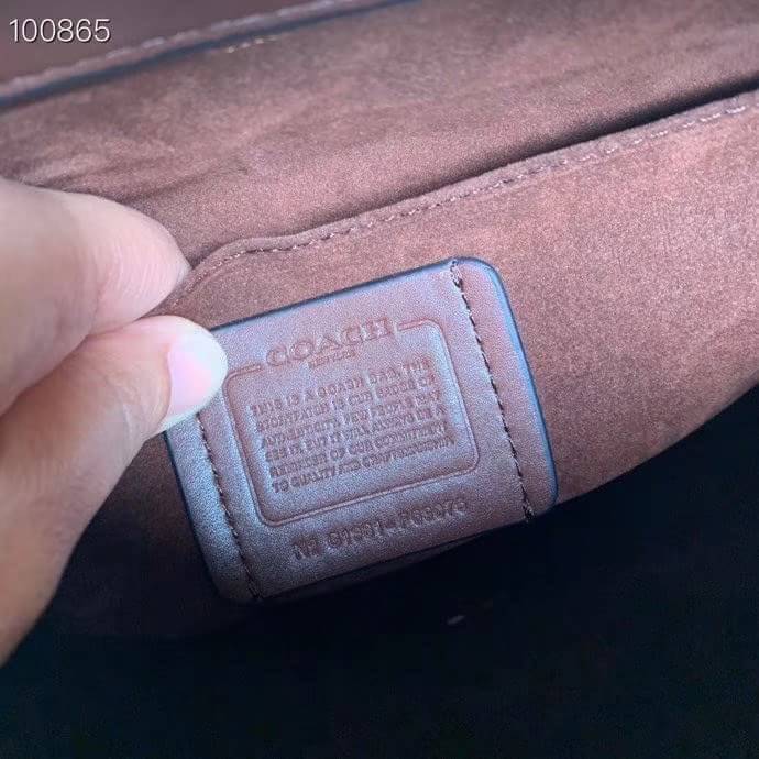 COACH ZOE CARRYALL IN SIGNATURE CANVAS เดอะเบสท์แห่งปี ต้องยกให้พี่คนสวยใบนี้เลย!! รุ่นที่สาวๆตามหา หายากอีกหนึ่ง กระเป๋าถือ/สะพายทรงสวย คลาสสิค ใบใหญ่จุคุ้ม มีดีเทลน่ารักๆที่แม่กุญแจ สามารถล็อคหัวซิปได้ กุญแจซ่อนในพวงหนังห้อยก็น่ารักไปอีก ภายในโล่งกว้าง 