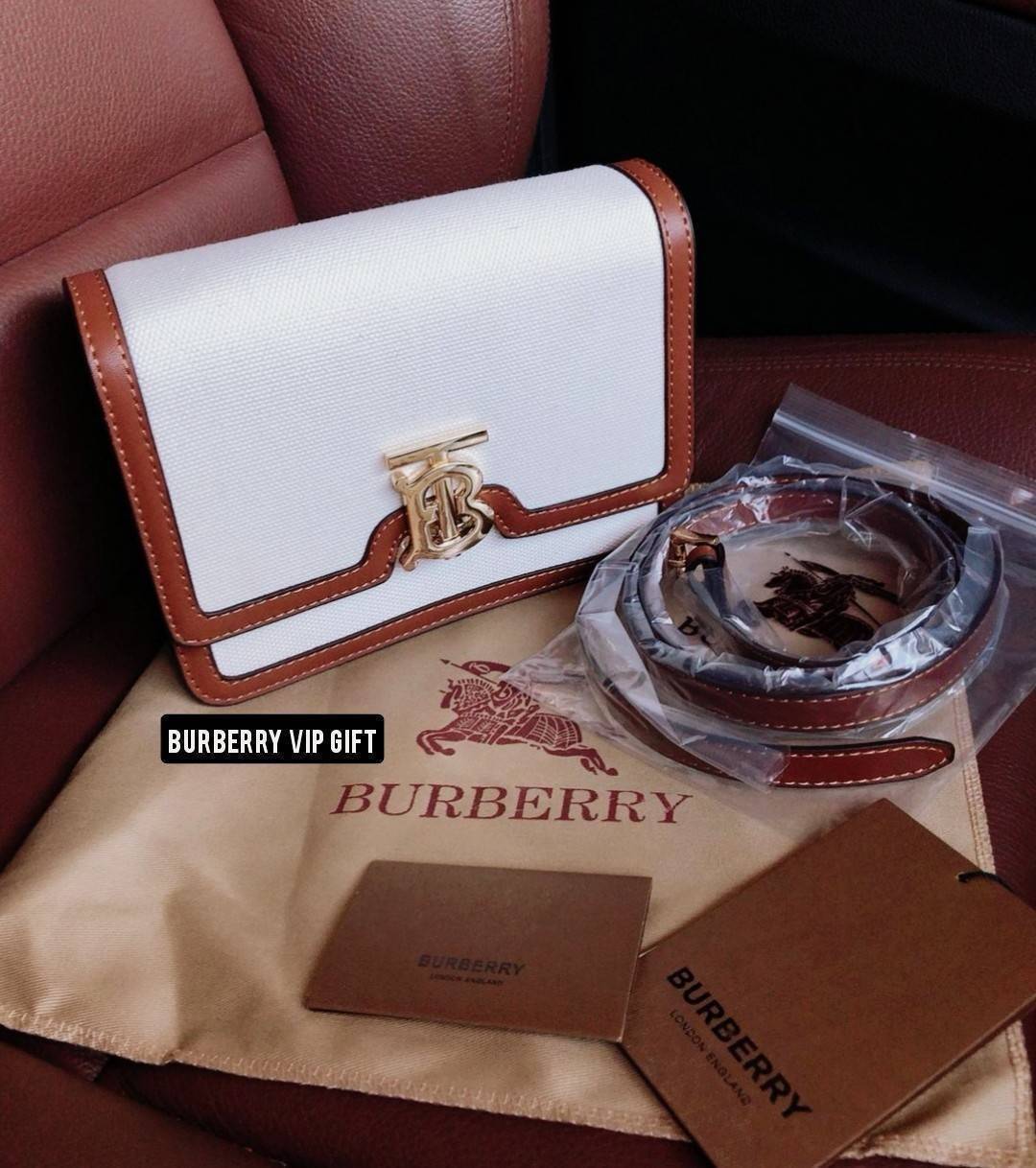 BURBERRY FRAGRANCES CROSSBODY BAG VIP GIFT WITH PURCHASE (GWP) พรีเมี่ยมกิ๊ฟ Limited Edition จากน้ำหอม BURBERRY วัสดุ Canvas & Leather ทรงเหลี่ยมสวยหรูอยู่ทรงมีโลโก้แบรนด์ด้านหน้า เปิดปิดด้วยฝาปิดมีสัญลักษณ์รูปตัวB ภายในมีช่องแบ่งเป็นสัดส่วนสามารถใส่มือถื