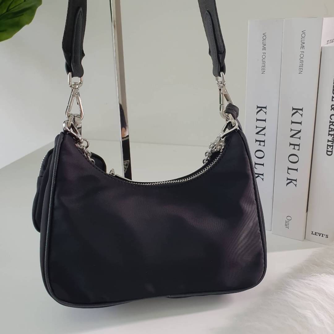 BEST SELLER!! **กำลังมาแรงมากค่ะ กับแบรนด์ PRADA ใบเดียวคุ้มมากค่ะ อุปกรณ์ ครบชุด **ซื้อ1ได้ถึง3ไอเท็ม ทั้งสายยาว และกระเป๋าใส่เหรียญ และป้ายแท็คหนัง อย่างดี **อะไหล่ปั้มแบรนด์แท้ทุกจุด วัสดุทำจากผ้า Nylon อย่างดี กันน้ำได้ อยู่ทรงสวย สามารถใส่กระเป๋าตังค