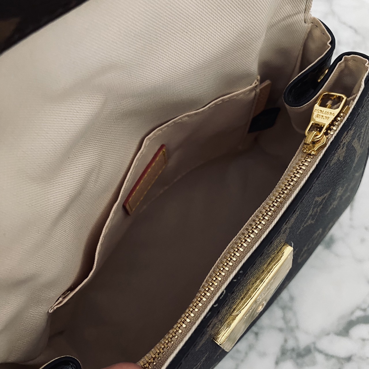 LV Cluny Mini Monogram Canvas Bag 20cm กระเป๋าถือใบเล็กแสนน่ารัก ลายโมโนแกรมแคนวาสสุดไอคอนิก พร้อมสายสะพายผ้าทรงสปอร์ต คอลขายดีตลอดกาล หูจับในตัว น้ำหนักเบา เป็นไอเท็มที่แมทช์ได้กับทุกสไตล์การแต่งตัว ราคาสุดคุ้ม