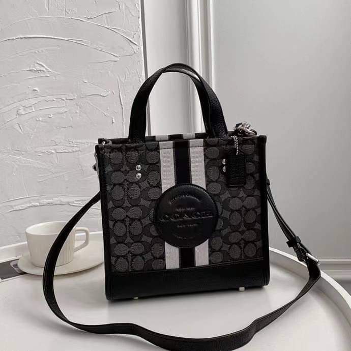 OUTLET 】COACH DEMPSEY TOTE 22 IN SIGNATURE JACQUARD WITH STRIPE AND COACH PATCH (COACH C7083) SILVER/BLACK SMOKE BLACK MULTI สีใหม่ น่าใช้อีกแล้ววว โทนดำคลาสสิกมากๆค่ะ กระเป๋าTOTE ทรงฮิตขนาดกำลังดี มีสายสะพายยาว ถอดได้ ปรับระดับได้ //ลุคไหนๆจัดว่าเกิดทุกง