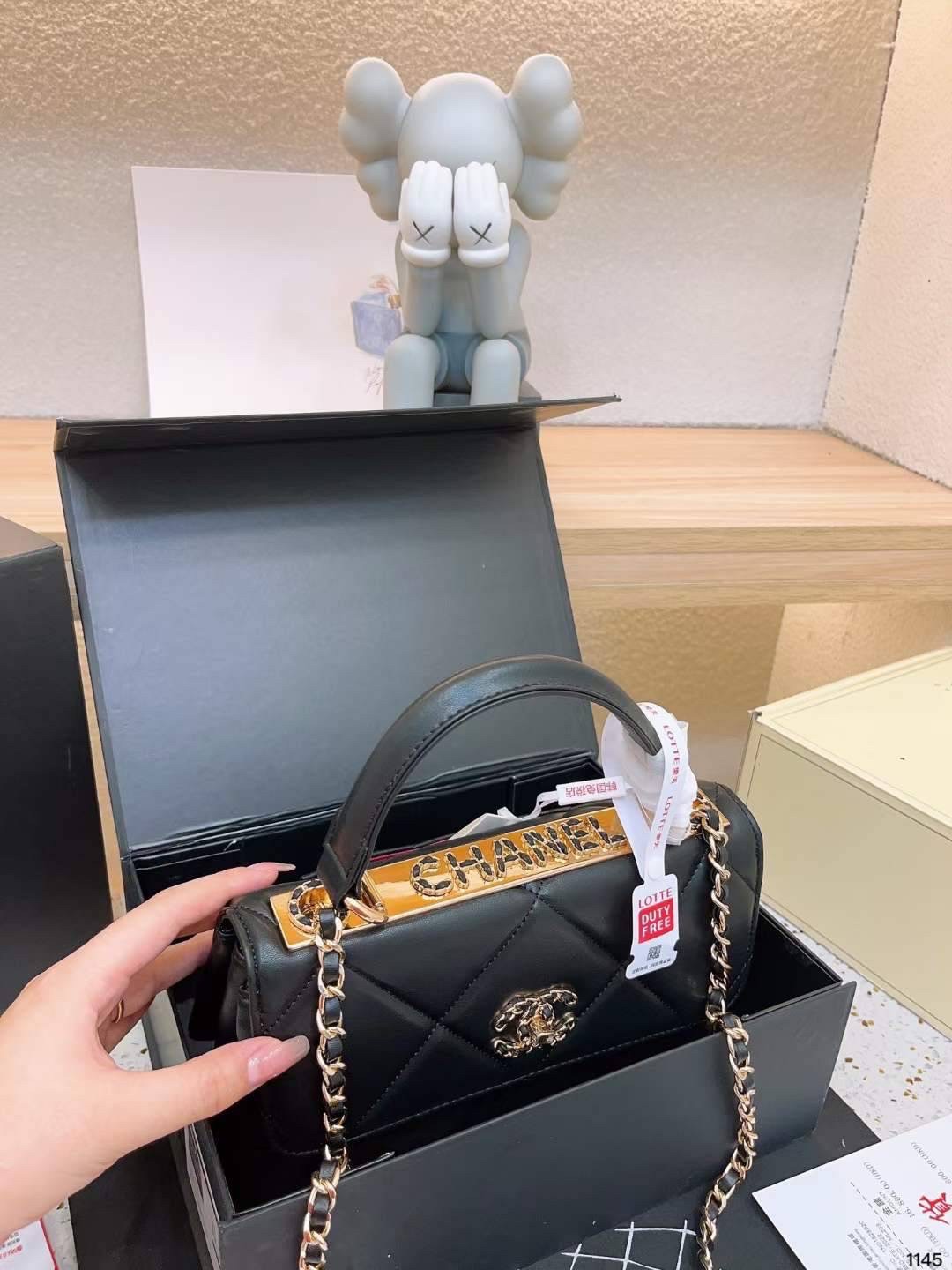 Chanel Trendy CC Handle Flap Bag 10" / Chanel Bag พร้อมส่ง กระเป๋าสะพายสุดคลาสสิคพร้อมมือจับในตัว งานหนังเรียบ อะไหล่ทองสวยมาก มาพร้อมกล่อง อปก ครบเซ็ท รอบนี้จัดราคาพิเศษสุดคุ้มค่ะ