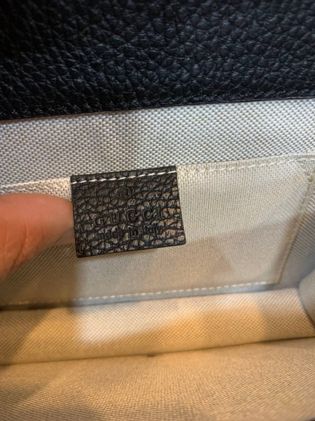 VIP GIFT 】หนังแท้ GUCCI Interlocking G Shoulder Bag กระเป๋าสะพายไหล่/ข้าง ดีไซน์ได้อย่างมีสไตล์ ดูมีสเน่ห์ด้วยโทนสีดำสุดคลาสสิก ใบนี้แมทช์ได้กับทุกลุค เท่ๆ casual หรูหรา มีช่องแบ่งสัดส่วนสวยงาม สาวๆขี้เบื่อขอแนะนำใบนี้เลยจ้า ลูกเล่นเยอะมาก เปลี่ยนสไตล์ได้