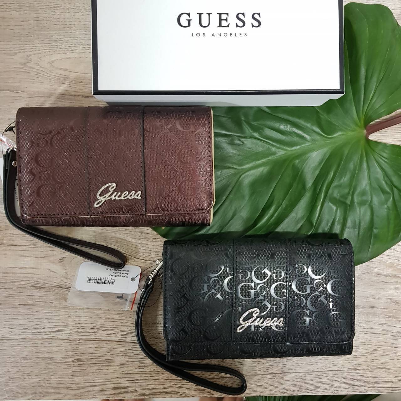 Guess leather wallet กระเป๋าสตางค์ใบกลาง มีสายคล้องมือสามารถถอดได้ ด้านหน้าแต่งโลโก้แบรนด์โลหะสีเงิน ภายในมีช่องใส่ธนบัตร,เหรียญ บัตรต่างๆ ปิดเปิดใช้งานสะดวก