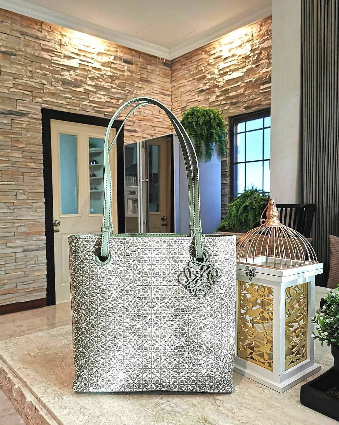 LOEWE ANAGRAM TOTE BAG VIP GIFT WITH PURCHASE GWP พรีเมี่ยมกิ๊ฟ Limited จาก LOEWE PERFUME DUTYFREE ไอเท็มใหม่! ดีไซน์สวยคงเอกลักษณ์ด้วยวัสดุ Anagram Canvas Jacquard Fabric ผสมผสานหนังแท้ Calfskin ลงตัวสุดคลาสสิค ขนาดกำลังดี น้ำหนักเบา ใส่เอกสาร A4 Noteboo