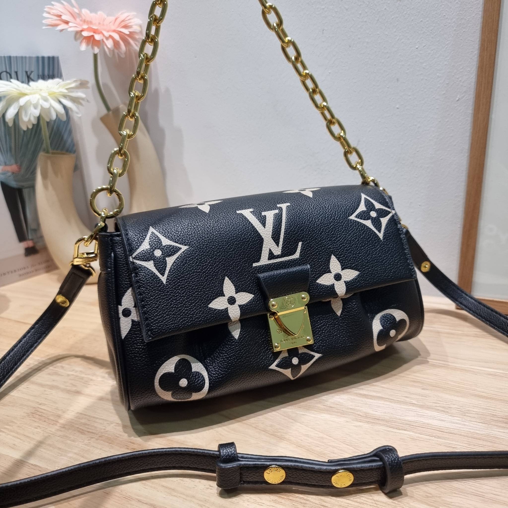 LV Favorite Bicolor Monogram Empreinte Leather - Handbags / LV FAVORITE BAG กระเป๋าสะพายคอลใหม่ล่าสุด สวยหรู ดูแพง ดีไซน์รูปทรงออกมาให้ใช้งานได้ง่าย