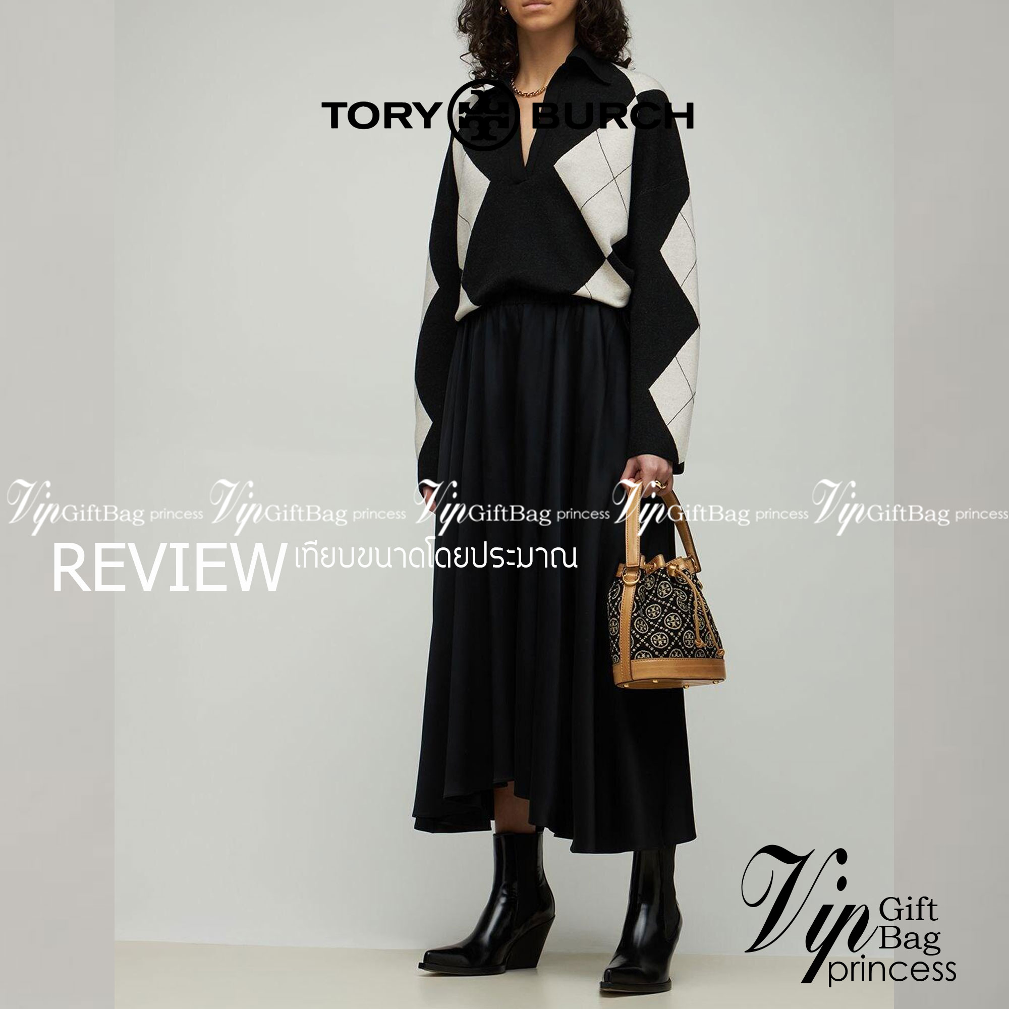 Medium : Tory Burch T Monogram Chenille Bucket Bag เปิดตัวอีกหนึ่งรุ่นกับกระเป๋าลาย T MONOGRAM รุ่นใหม่ล่าสุดจาก TORY BURCH พลาดไม่ได้กับโลโก้สุดคลาสสิก ลวดลาย T Monogram คือวัสดุ chenille หรือที่เรียกว่า ด้านไหมกำมะหยี่ มารังสรรค์ลงบนกระเป๋าBucketใบนี้ เ