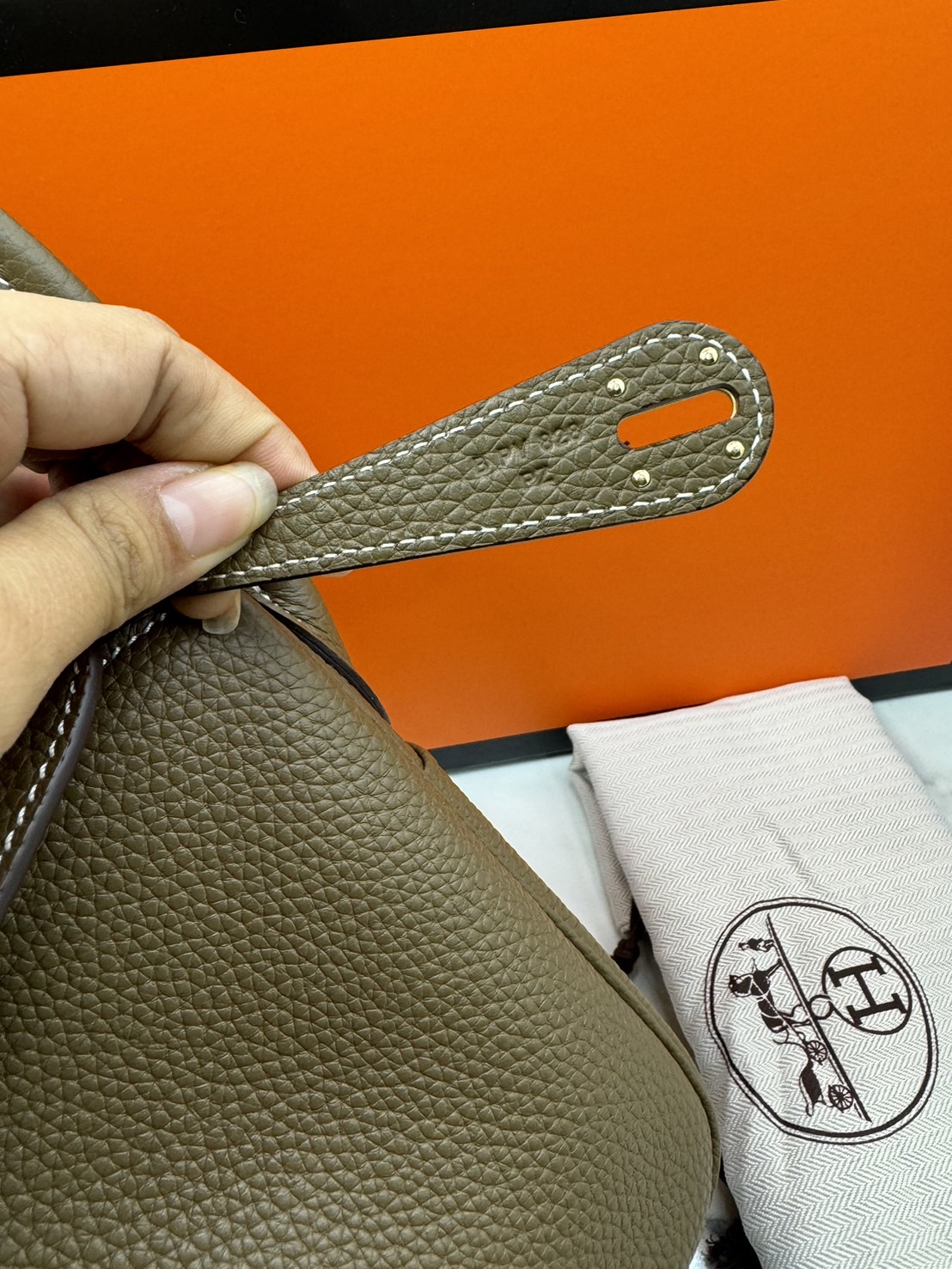 พร้อมส่ง 15 สี HERMES Lindy 26 bag กระเป๋าทรงโท้ทหนังสวยอย่างดี เอกลักษณ์ของความเรียบหรูไฮคลาสอย่างสมบูรณ์แบบ เกรดออริ สลับแท้ งานสวยตามรูป ใช้งานต่างประเทศได้