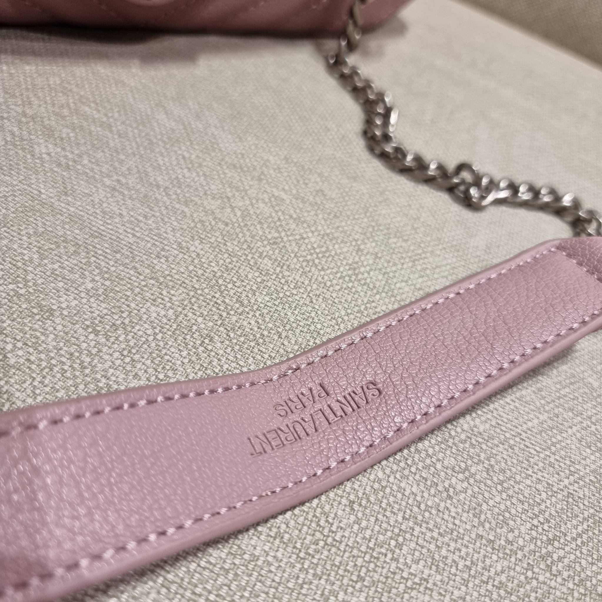 Yves Saint laurent crossbody boutique vip bag กระเป๋าสะพายไหล่ ดีไซน์ทรงสวยหรู พิเศษ แถมฟรี พวงกุญแจห้อยโลโก้ ดูแพงไปหมดจริงๆไอเท็มนี้ วัสดุหนังสังเคราะห์ลายคาร์เวีย เปิด-ปิดด้วยกระดุมแม่เหล็ก ภายในโล่งกว้าง แบ่งสัดส่วนไว้อย่างดี มาพร้อมหูจับในตัว และสายส