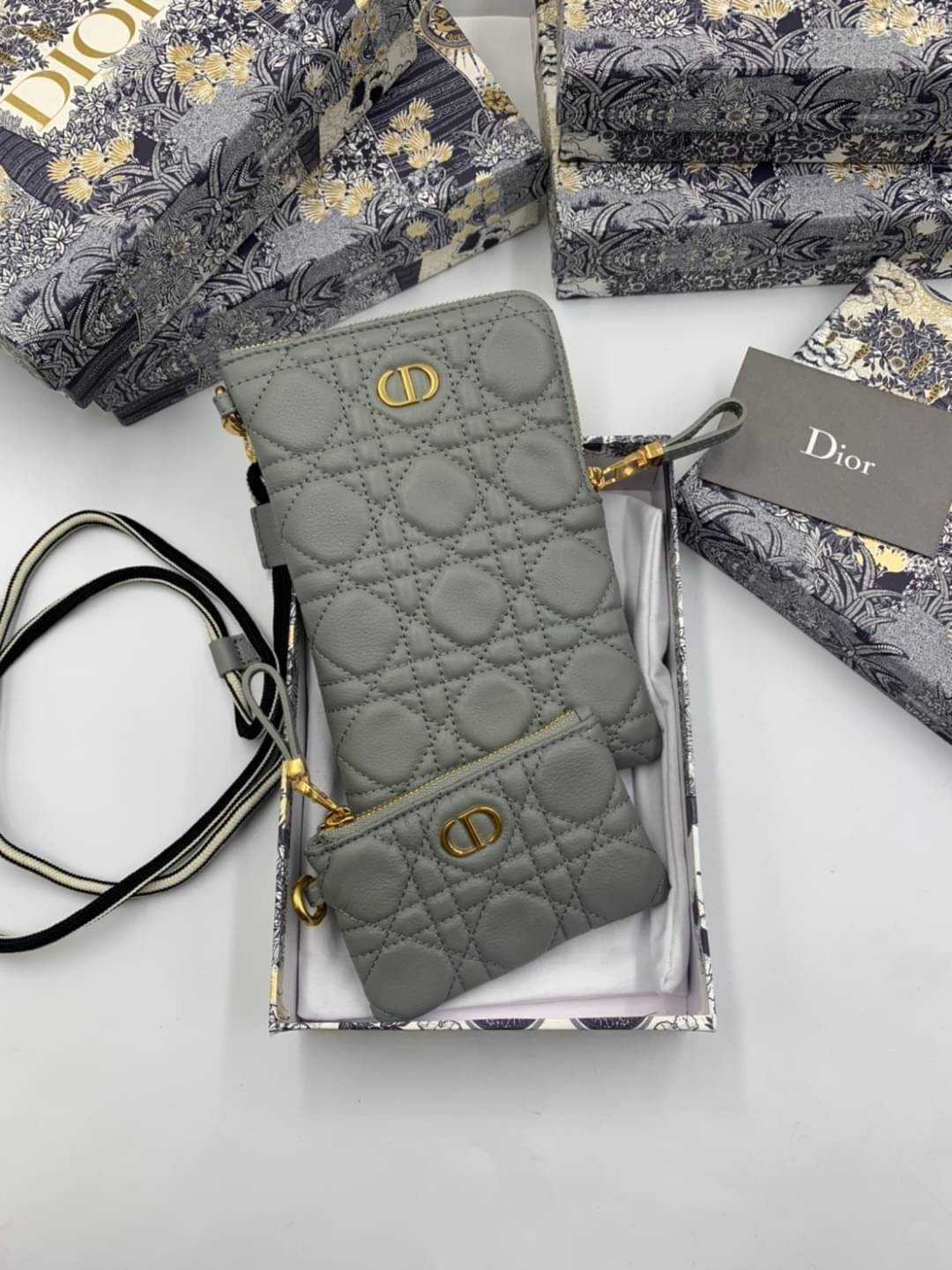VIP 】CHRISTIAN DIOR PHONE BAG 2 in 1 DOUBLE BAG กระเป๋าเซ็ท 2 ใบ มีสายสะพายข้าง ถอดออกใช้งานได้ ถือว่าคุ้มมากๆเลยค่ะ สามารถใช้งานแยกกันได้ ใส่สายสะพายหรือ ถือได้ วัสดุหนังแท้ สวยงามนุ่มฟู น่ารักมากๆ เลยน้าาา