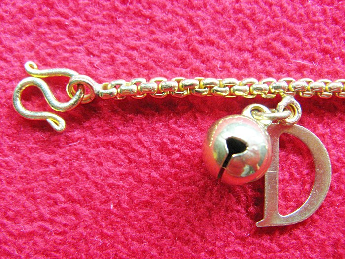 สร้อยข้อมือทองเหลือง+จี้รูปตัวDค่ะ