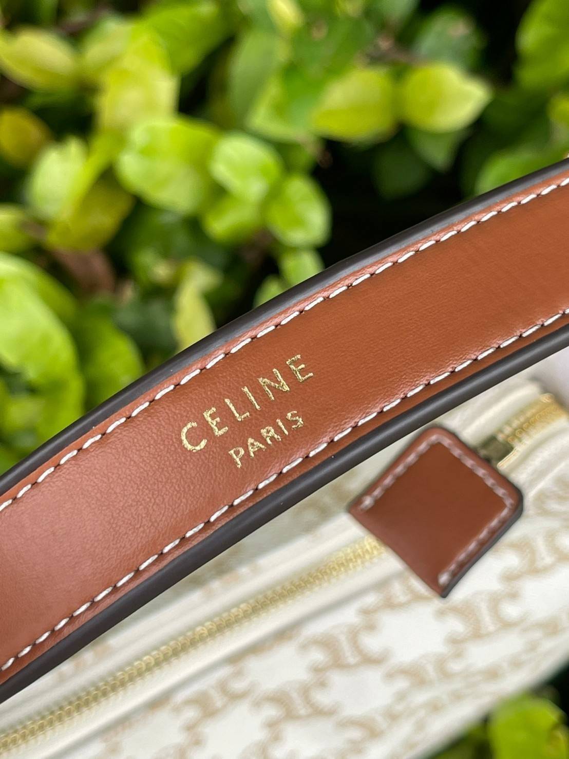 CELINE Vintage Classic Ava bag 1 ใน คอลเลคชั่น “Triomphe Canvas” มาพร้อมสายสะพายไหล่ที่ปรับความยาวได้ และเนื่องจากช่วงล่างของกระเป๋ามีขนาดใหญ่กว่าช่วงบน จึงทำให้ไม่เสียทรงเมื่อเราใส่สิ่งของอย่างกระเป๋าสตางค์หรือโทรศัพท์มือถือ หากดูภาพรวมแล้ว รุ่นนี้ออกแนว