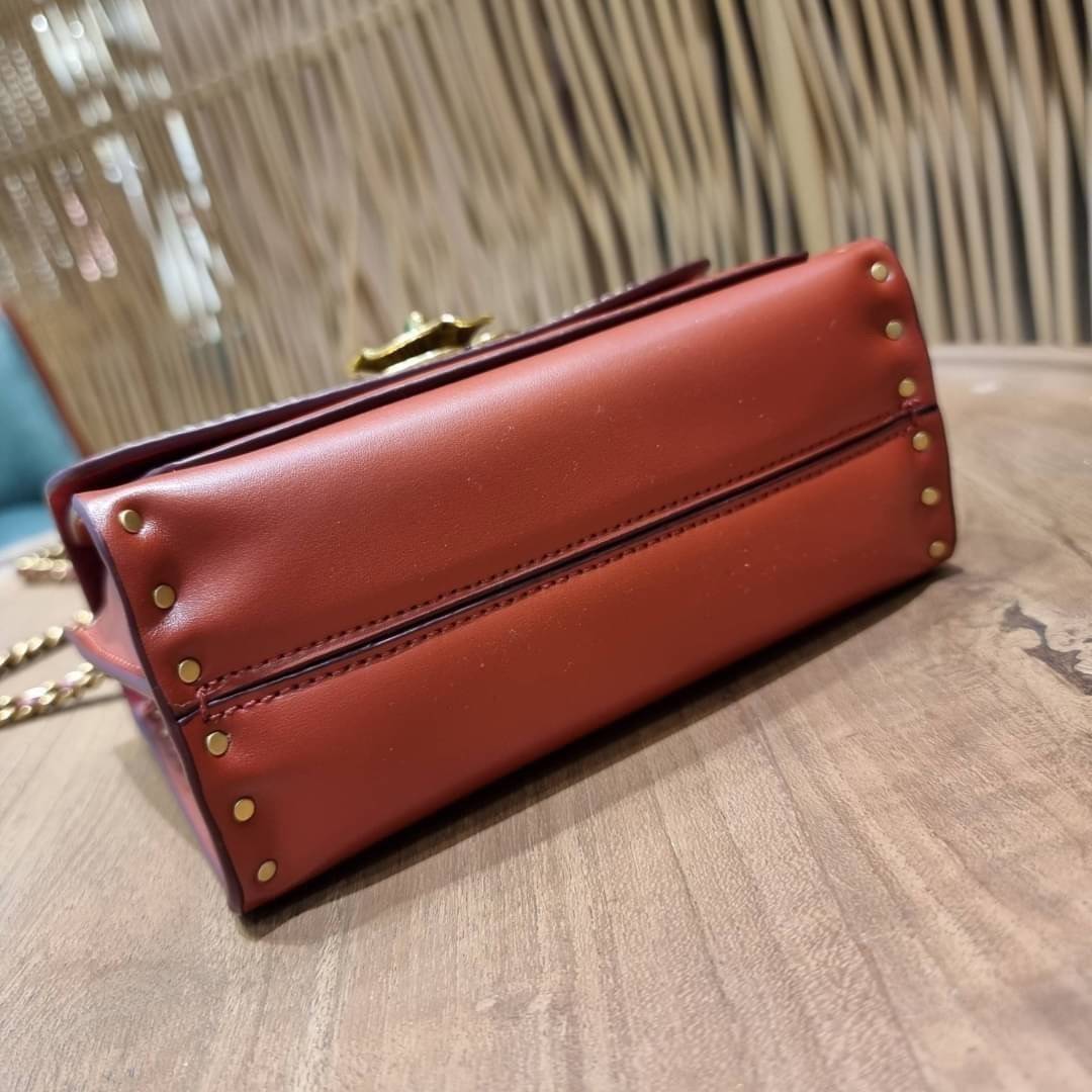 COACH 30592 PARKER 18 IN SIGNATURE CANVAS WITH RIVETS ไอเท็มยอดฮิต รุ่นหายาก!! sold out ไปหลายรอบ ก็ยังมีคนรอ!! กระเป๋าสะพายข้าง ไซส์กะทัดรัด พกพาง่าย ดีไซน์สวยด้วยการตอกหมุดเพิ่มดีเทล โดดเด่นด้วยตัวล็อครูปดอกไม้ วัสดุหนังแคนวาสเคลือบลายสลับหนังแท้ ภายในเ