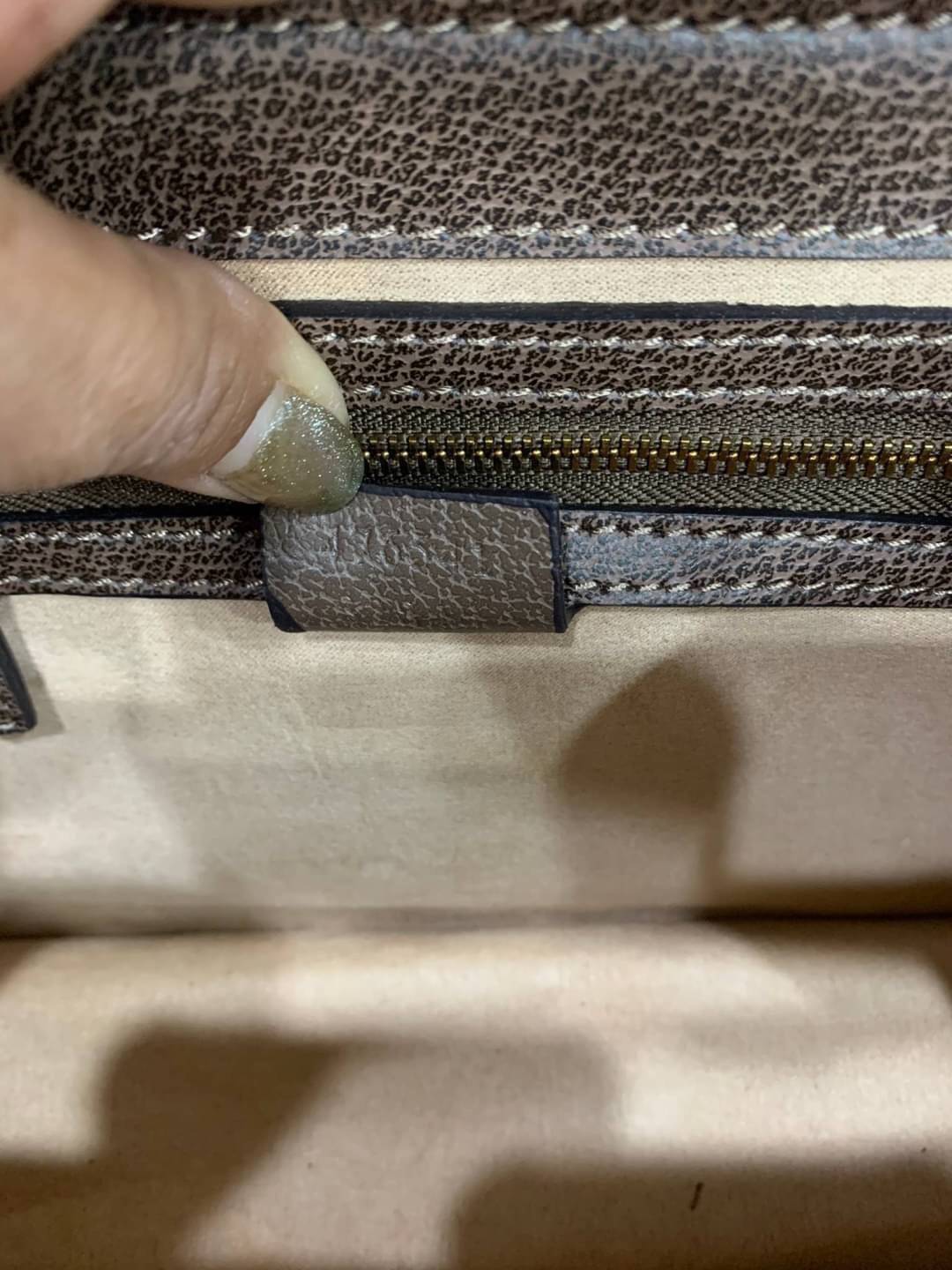 พรีเมี่ยมกิ๊ฟแท้ 100% 】Gucci Queen Margaret GG small top handle bag 476541 Dark Coffee งานหนังแท้ กระเป๋าที่ใช้เป็น Everyday Bag สามารถใช้งานได้บ่อยครั้งและสามารถสะพายไปทำกิจกรรมต่าง ๆ ได้ทุกวันตัวกระเป๋าอยู่ทรงสวย จุดเด่นมีผีเสื้อแสนสวย อีกหนึ่งไอเท็มที่