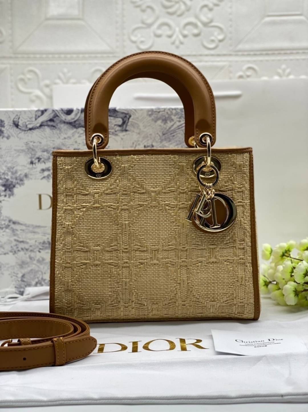 ORI 】DIOR Medium Lady Dior Bag Natural Cannage Raffia พร้อมส่งที่ไทย ภาพสินค้าถ่ายจากงานขายจริง ใช้งานต่างประเทศได้ เอกลักษณ์ของความหรู เรียบหรูมีสไตล์เหนือกาลเวลา รังสรรค์ขึ้นจากต้นปาล์มชนิดหนึ่งตามธรรมชาติ ประดับด้วยลวดลาย Cannage อันเป็นเอกลักษณ์ โดดเด
