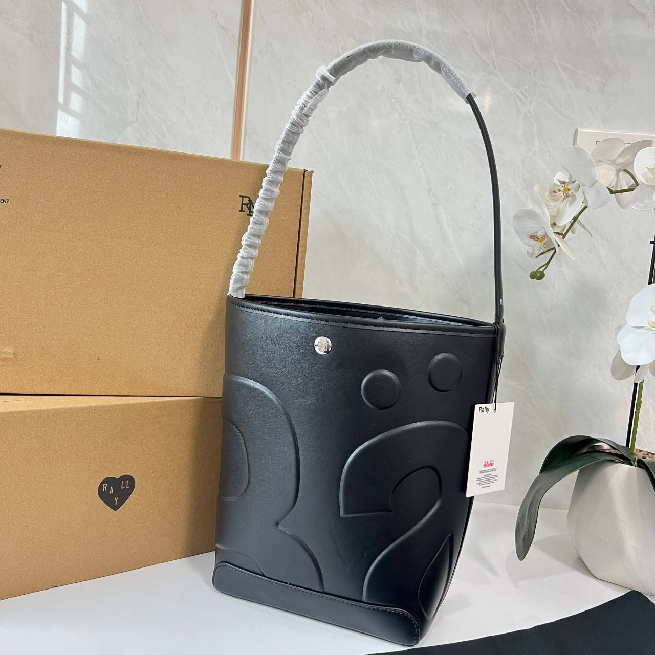 Rally The Bag Whisper กระเป๋าทรงบัคเก็ตงานหนังรุ่นใหม่ ฮอทติดลมบน มาแรงสะพายกันทั่วบ้านทั่วเมือง สายแบกสายขนห้ามพลาดจุของได้เยอะ รุ่นหนังผิวสัมผัสนิ่มมือ ทนทานและจุสิ่งของได้ครบครัน