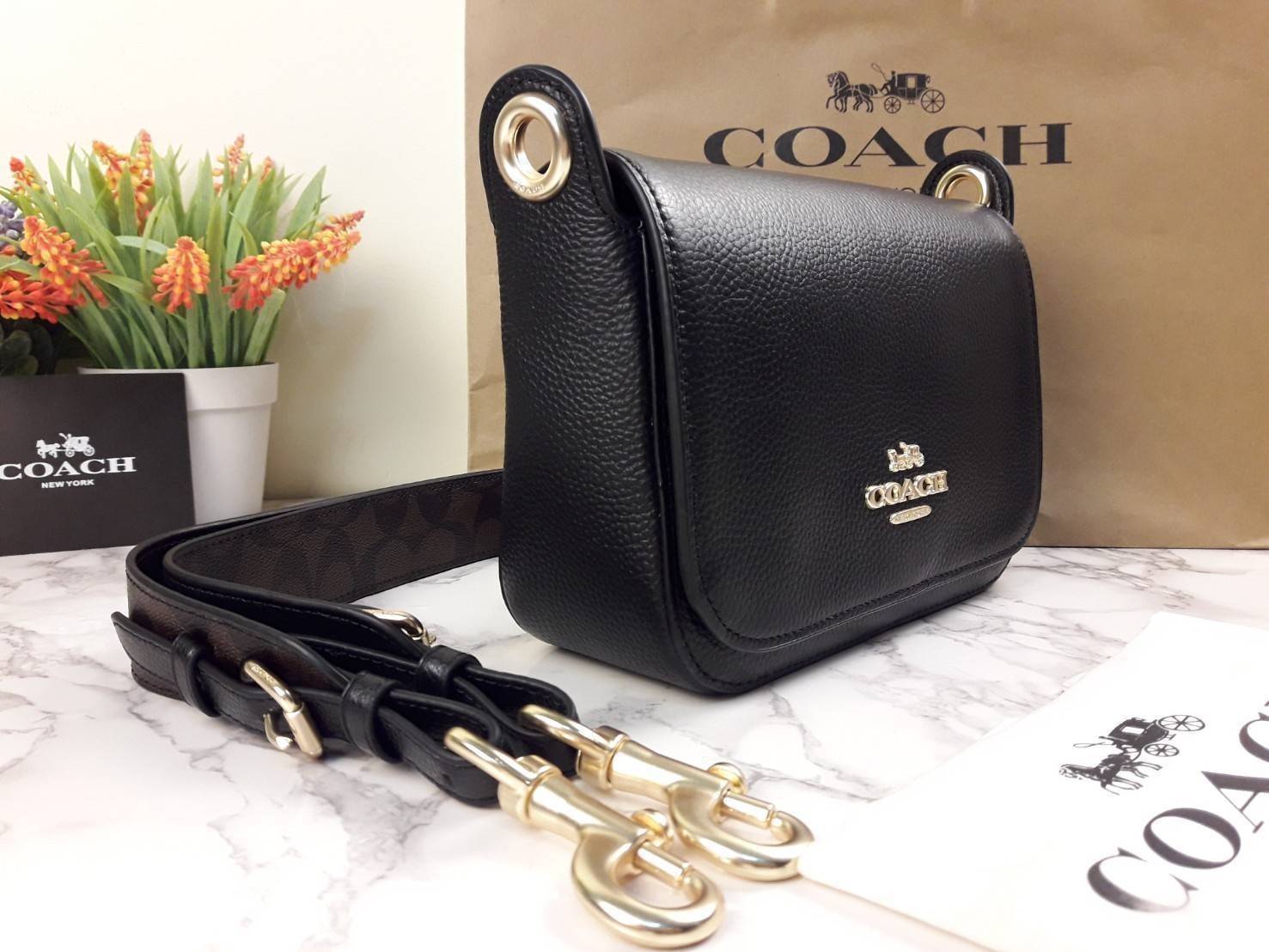 COACH SMALL JES MESSENGER WITH SIGNATURE CANVAS STRAP(COACH F77979)🌺 ทรงนี้ สวยมากจริงๆ ฮิตมากๆตลอดกาล //สะพายข้างฝาปิด ล็อคด้วยแม่เหล็กแน่นหนา รุ่นนี้สวยมาก >>วัสดุหนังแท้เต็มใบ หนังสวยคุณภาพดีมากๆ ยิ่งใช้ หนังยิ่งสวย>>สายสะพายถอดได้ 