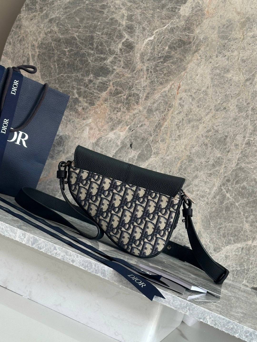 TOP ORI หนังแท้ | DIOR Mini Saddle Oblique jacquard Bag กระเป๋าสะพาย/คาดอกดีไซน์ไอคอนิกด้วยรูปทรงที่ทันสมัย รังสรรค์ขึ้นจากผ้าแจ็กการ์ดลาย สีเบจและสีดำ โดดเด่นด้วยฝาพับแม่เหล็กที่ทำจากหนังแท้ลายเกรนสีดํา เอกลักษณ์ของความหรู ไฮคลาสอย่างลงตัว