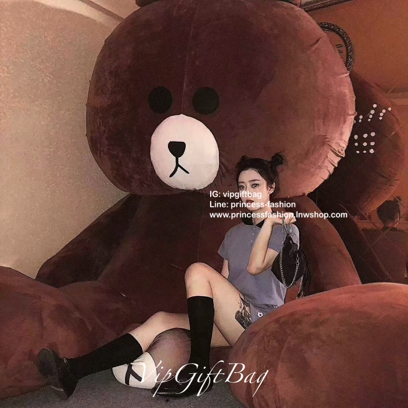 New Arrival จากแบรนด์ Prada งานพรีเมี่ยมกิ้ฟท์จากเคาเตอร์แบรนด์ต่างประเทศ กับทรงยอดฮิต ทรงจีบ มาพร้อมสายสองแบบ สายโซ่เงินยาว(ถอดออกได้) และห่วงคล้องมือ(พับลงได้ ถอดไม่ได้) ดูดีมากค่ะ วัสดุทำจากผ้าไนล่อนกันน้ำ 100% อะไหล่เงินทั้งใบ ปั้มแบรนด์ลงอะไหล่ ภายใน