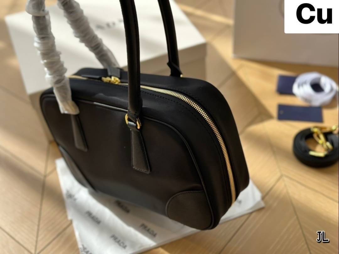 PRADA Re-Edition 1978 medium Re-Nylon two-handle bag กระเป๋าสะพายไหล่ทรงคลาสสิค ไอเท็มสุดปัง ที่ฮิตตลอดกาลไม่ว่าจะปีไหนๆ เหมาะเป็น everyday bag มากๆ