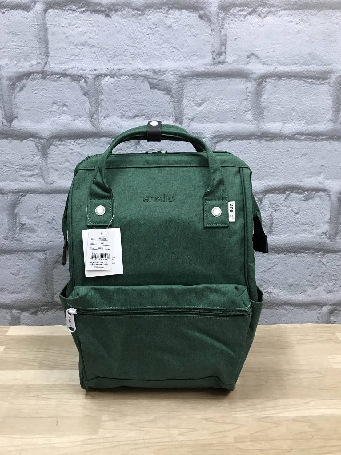 Anello Mottled Polyester Mini Backpack เป้แบรนด์ดังแห่งปี วัสดุ poleyester canvas เนื้อผ้าเรียบหรู และทันสมัย ดีเทลคล้ายรุ่น original ต่างตรงที่ด้านหน้าเป็นงานปักโลโก้สวยงาม และหัวซิป สกรีนโลโก้แบรนด์สีสันเข้ากับตัวกระเป๋า รุ่นชน shop มีหลากสีให้เลือกสรรค