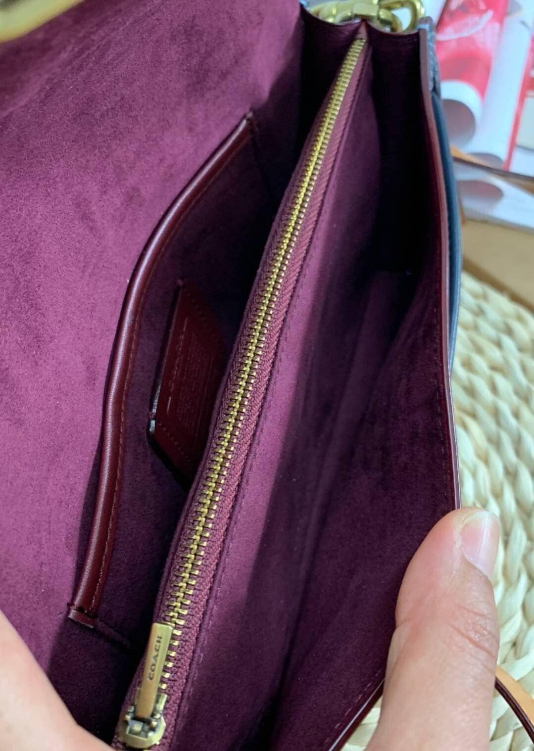 COACH Tabby Shoulder Bag 26 In Signature Chambray กระเป๋าหิ้วได้//คล้องไหล่ได้//สะพายข้างได้ วัสดุผ้าแคนวาสทอลายอย่างดี+หนังแท้ค่ะ เปิดปิดกระเป๋าแบบกระดุมแม่เหล็ก มีอะไหล่แบรนด์ตัวใหญ่ด้านหน้าหรูหราเลยทีเดียว ภายในกระเป๋ามีช่องหลักใส่ของ2ช่อง สามารถใส่กระ