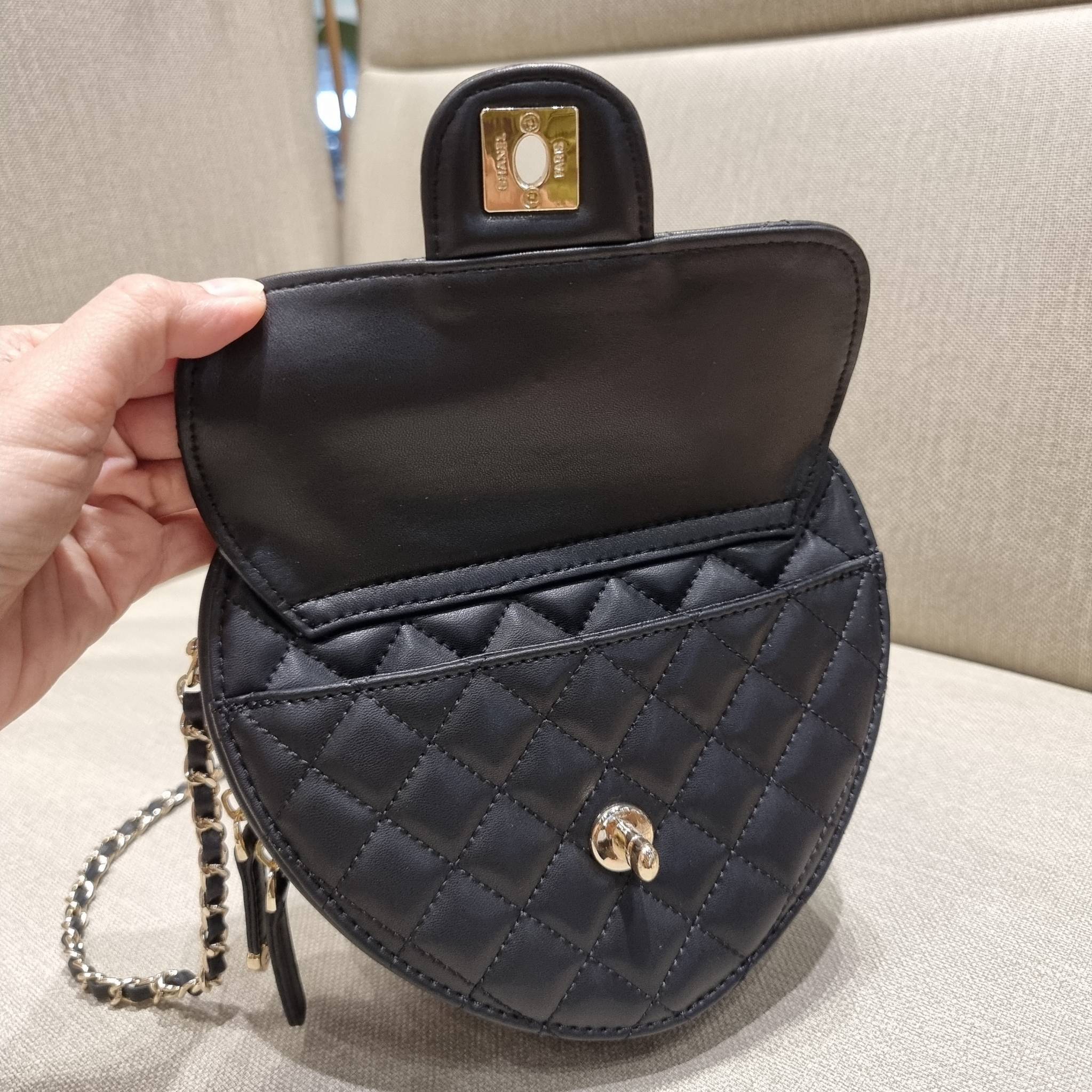 VIP 🥂 CHANEL Heart Bag Lambskin & Gold-Tone Meta ใหม่มาก สวยมาก มงมาก!! กระเป๋าสะพายสุดคิ้วท์ ที่ดีไซน์รูปทรงหัวใจไม่ซ้ำใคร น่ารักทุกสี น่าใช้ไปเลยแม่!! วัสดุหนังแกะฟอกสี เปิด-ปิดด้วยซิป ด้านหน้ามีช่องเก็บของจุกจิก ภายในเป็นช่องโล่ง ใส่มือถือ ใส่ก