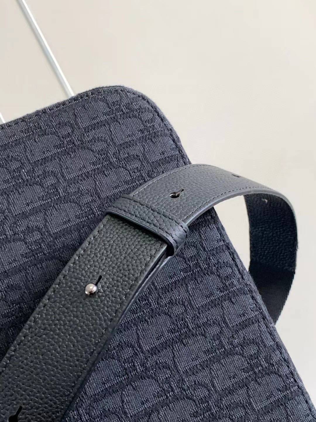 Large DIOR Saddle Messenger Bag with Flap 30cm กระเป๋าทรงแมสเซ็นเจอร์รุ่นยอดนิยม ท่านชายควรมีมากค่า ใบใหญ่จุของได้เยอะ สวยหรูดูดีมีระดับ ต้องยกให้รุ่นนี้เลยค่ะ