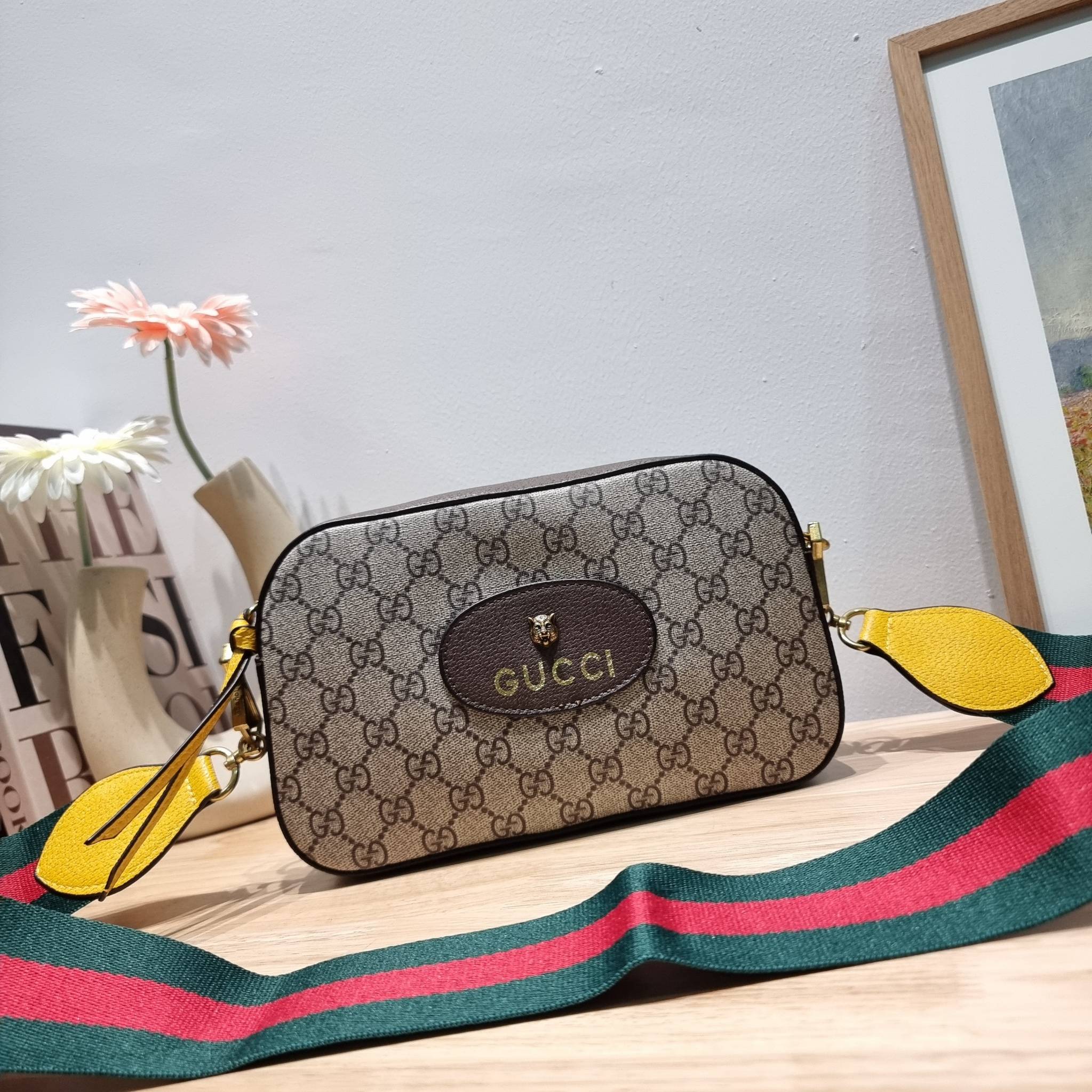 Set 3 ชิ้น Gucci Neo Vintage GG Supreme Messenger Bag box set ชวนสะสม ใครมองหาของขวัญอยู่ เซ็ทนี้จัดว่าเลิศมาก! กับการจับเอารุ่นยอดฮิต มามิกซ์รวมกับไอเท็มสุดคุ้มของมันต้องมี!! จัดเรียงให้อยู่ในกล่อง box set ลิมิเต็ด ที่มีทั้งแว่นตา gentle monster แบรนด์สุ