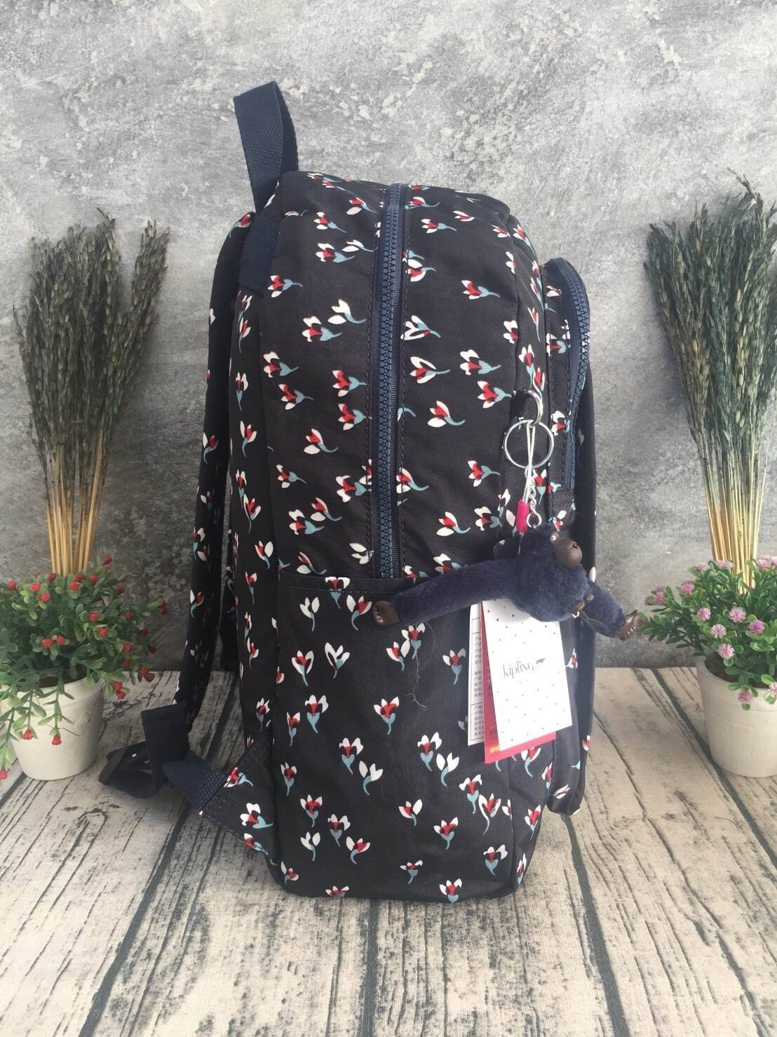 KIPLING Bizzy Boo เป็นกระเป๋าผ้าอ้อมกระเป๋าเป้สะพายหลังที่มีสไตล์ กระเป๋าเป้สะพายหลังขนาดเล็กที่มีน้ำหนักเบาและใช้งานง่ายและทำความสะอาดได้ง่ายออกแบบมาเป็นพิเศษสำหรับทารกของคุณ Bizzy Boo มาพร้อมกับกระเป๋าด้านข้างสำหรับทารกเล็ก ๆ ที่เข้ากันได้กับแผ่นรองพื้น