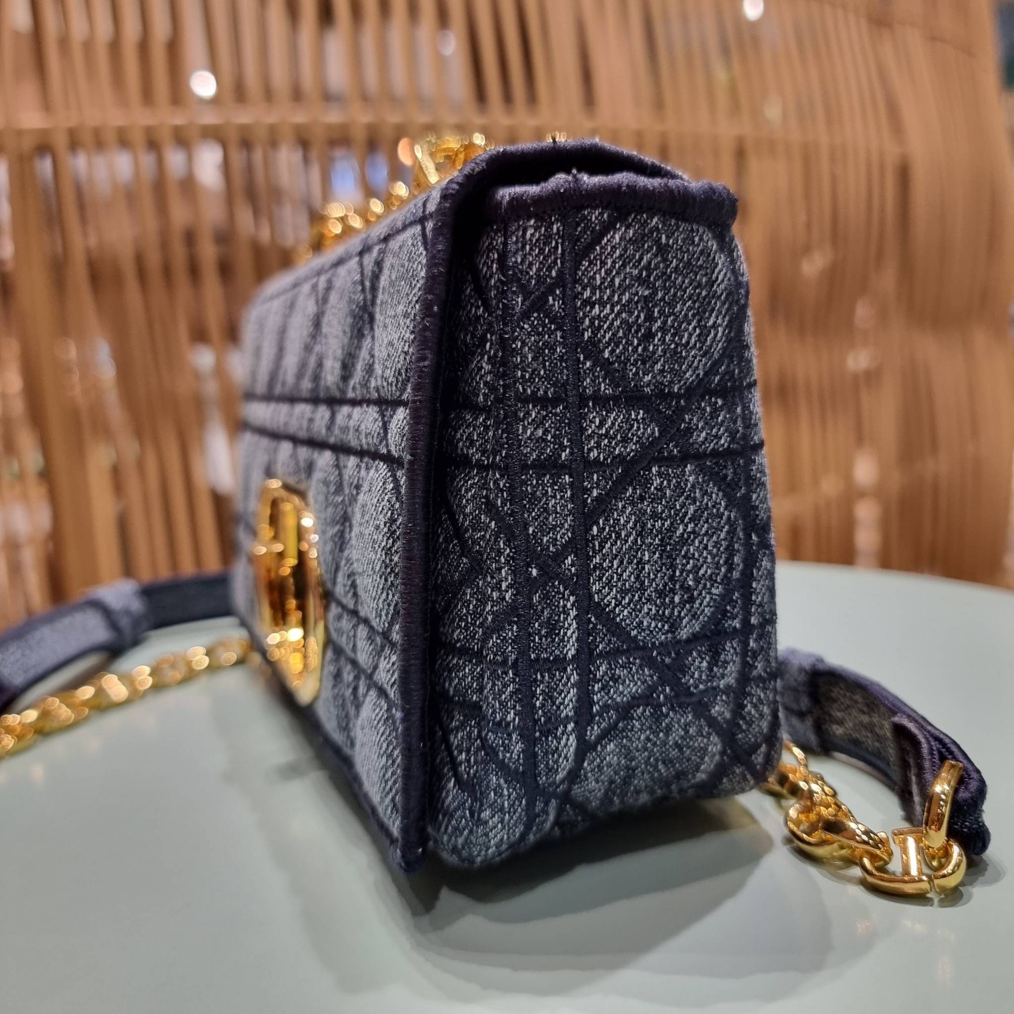 VIP CD SMALL CARO SHOULDER BAG / DIOR CARO / Dior Cruise 2021 Bag กระเป๋าสะพายข้างทรงสวย ดีไซน์ย้อนยุค ที่รอบนี้โดดเด่นเป็นเอกลักษณ์มากๆ ดีไซน์สีเดนิมคลาสสิค เปิด-ปิดด้วยอะไหล่บิดล็อค หรูหรา ใช้งานง่าย วัสดุผ้าเดนิมทนทาน ภายในเป็นช่องโล่ง มีช่องย่อย ด้านห