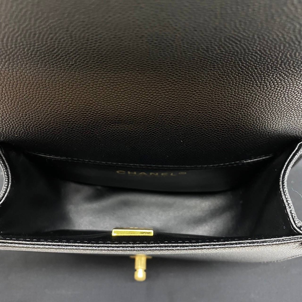 Chanel small boy messenger bag black caviar / Chanel 22A Boy 8" เกรดออริจินัล กระเป๋าสะพายทรง BOY Half Moon จากคอลเลคชั่น 22A รูปทรงโค้งเป็นตัว U ไซส์เล็ก หนังคาเวียสีดำ อะไหล่ทอง สวยเก๋มากๆ เลยค่ะ สายยาวสะพาย crossbody ได้นะคะ หรือจะทบสายแล้วสะพายแบ