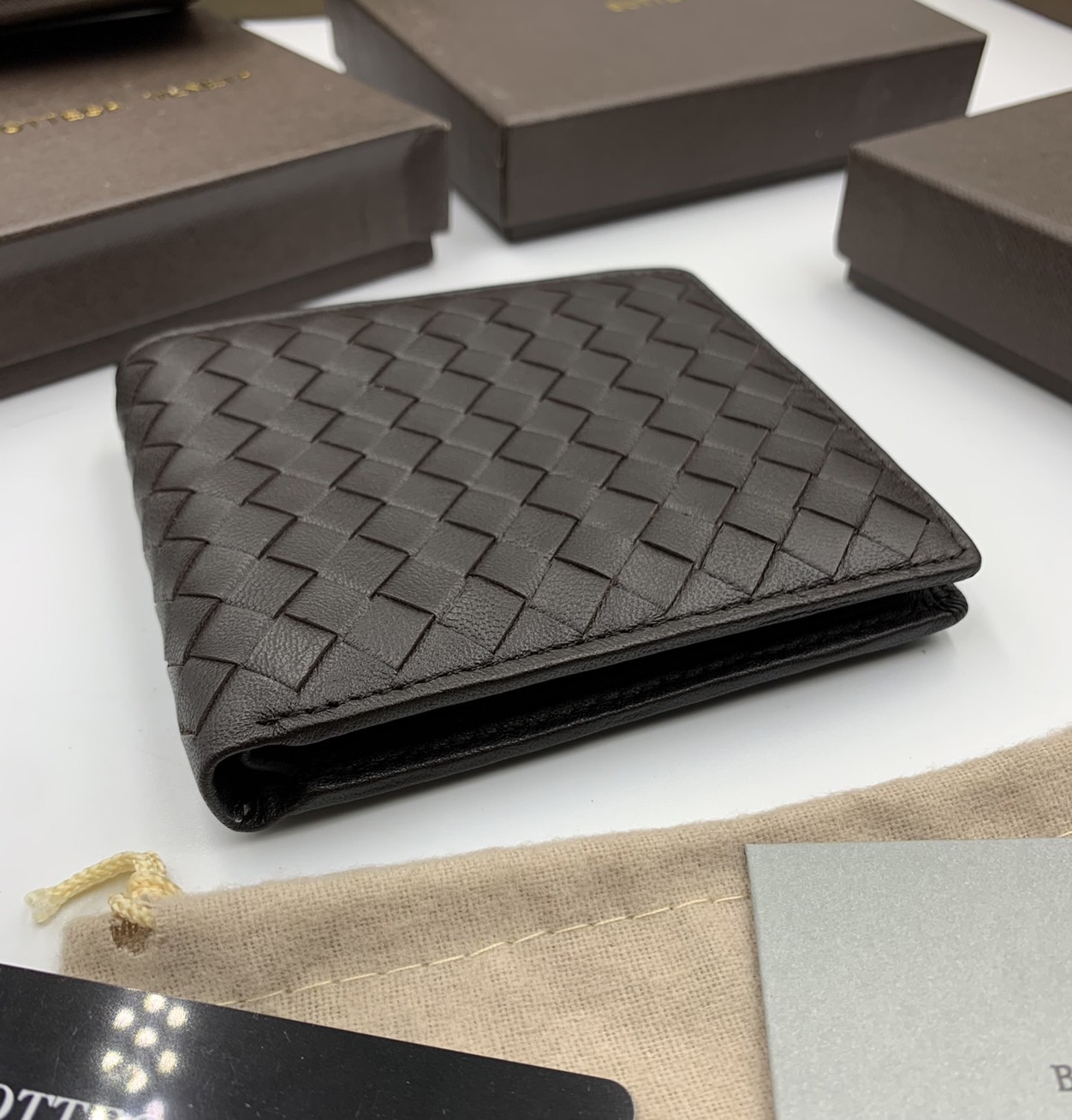 หนังแท้ BOTTEGA VENETA WALLET / BV Wallet พร้อมส่งที่ไทย กระเป๋าสตางค์ใบสั้นคุณผู้ชาย รุ่นตามหา มาเท่าไหร่ไม่เคยพอเลยค่า เป็นรุ่นคลาสสิกที่หยิบมาใช้งานได้บ่อยที่สุด งานหนังลูกวัวแท้ทั้งใบ ใช้ทนทานได้นาน ใช้ทนทานได้นานภาพสินค้าถ่ายจากงานขายจริง ใช้งานต่างป